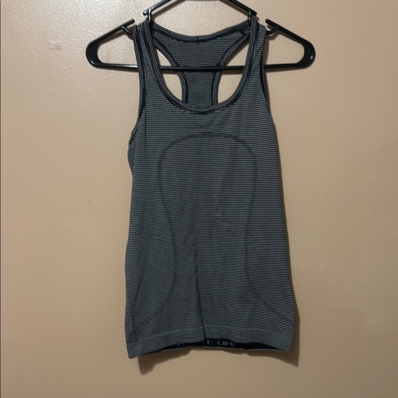 Lululemon athletic top - Picture 2 of 2